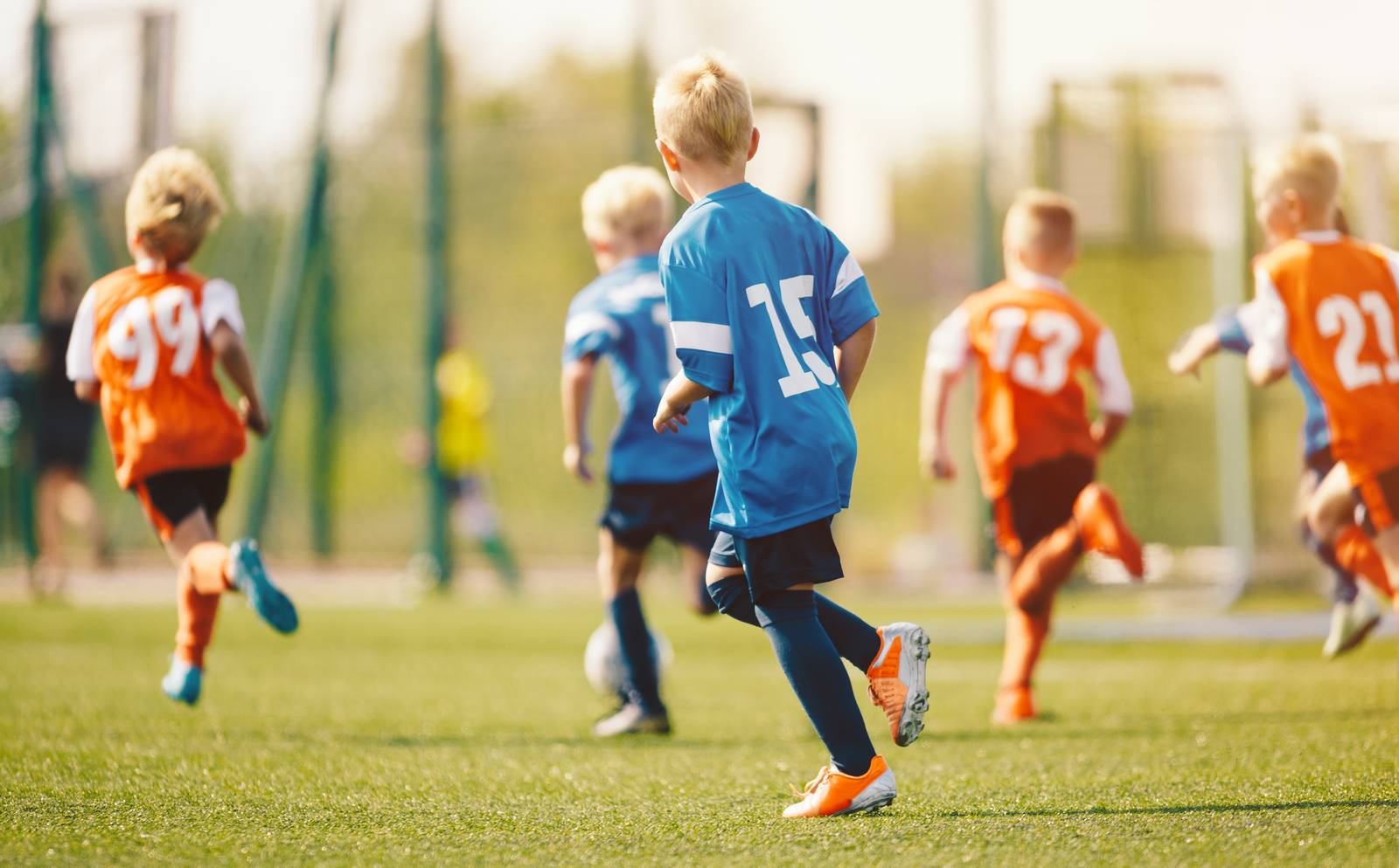 Bambini in azione durante una partita di calcio