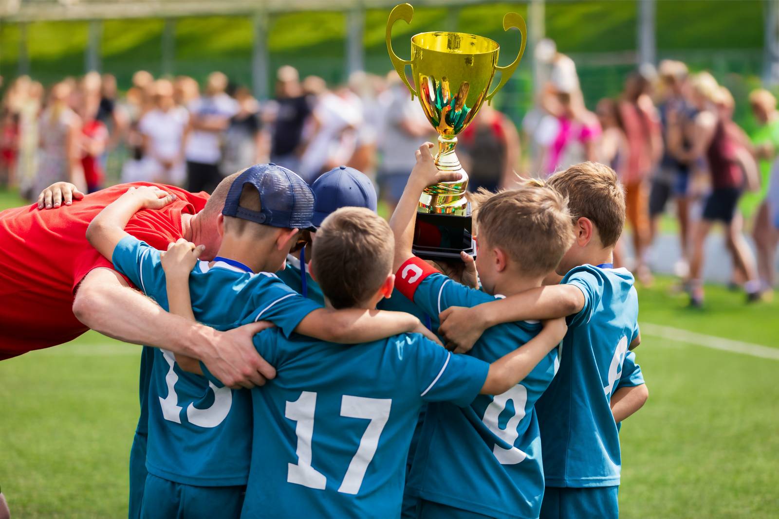 Squadra giovanile esulta con la coppa